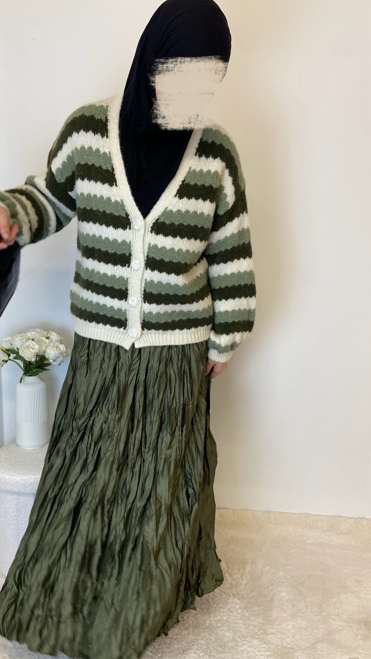 Plissierter Maxirock mit Cardigan in Khaki