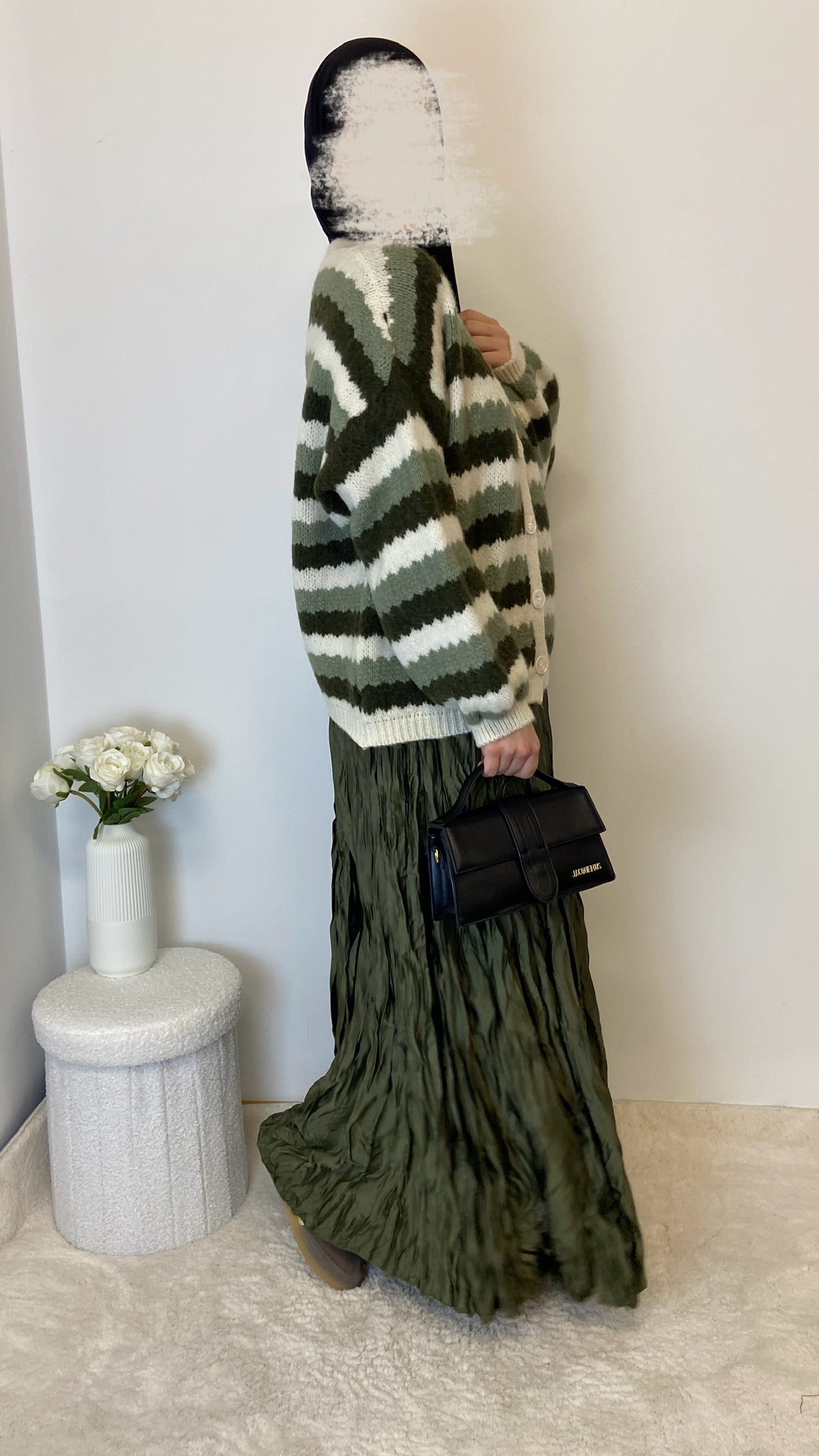 Plissierter Maxirock mit Cardigan in Khaki