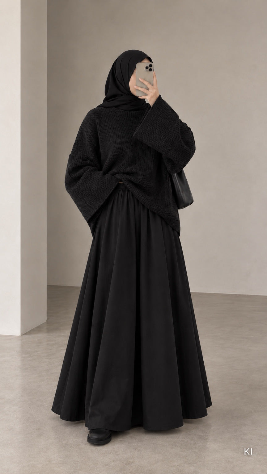 Yara Oversize-Pullover in Schwarz mit schwarzem Essential Cotton Rock – KI-Outfitbild